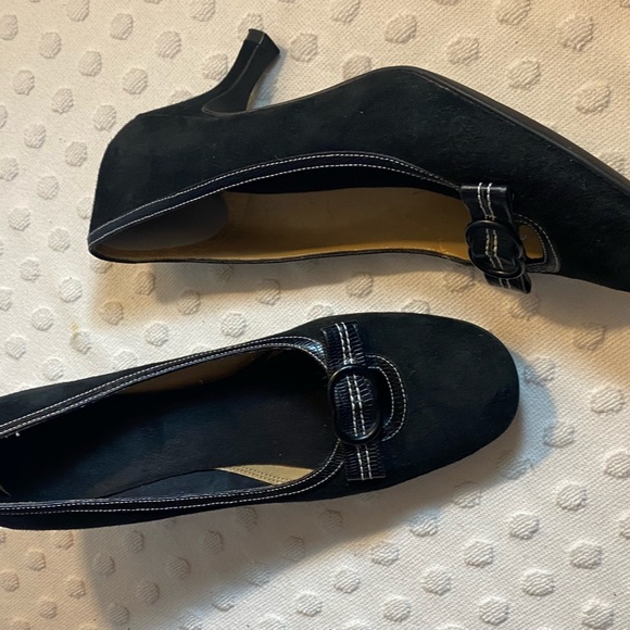 NATURALIZER Black Suede Kitten Heel Pump with Bow Detail and Contrast Theading - Picture 14 of 16